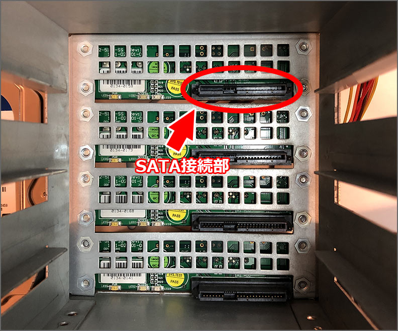 SATAの位置が固定されていて、そこにHDDのSATAを突き挿す方法の場合は、少し面倒。